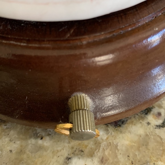 Porcelain child with bunny sitting on bench musical plays “It’s a small world”. - Picture 4 of 6